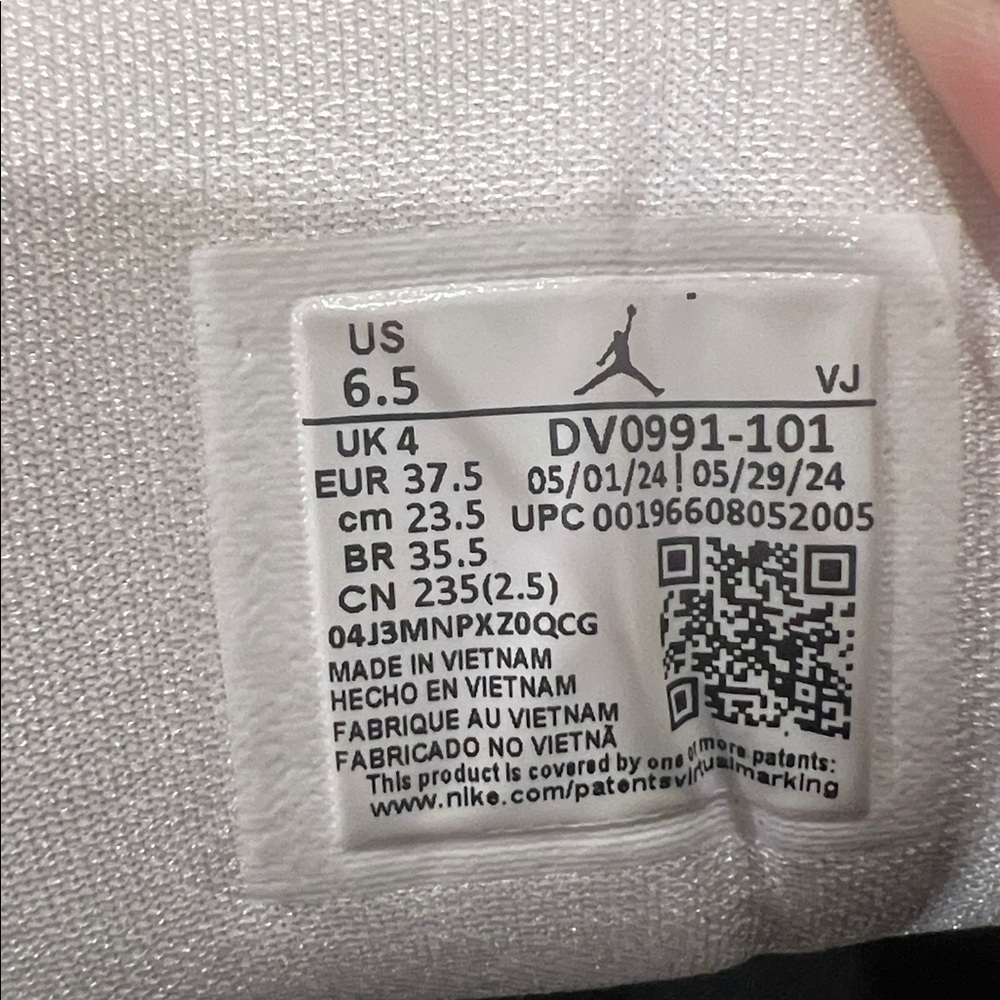 Nike. Womens 6.5….Black and White - Picture 3 of 3